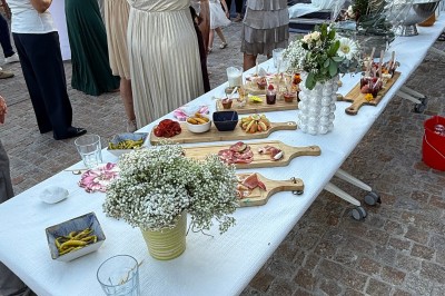Miniature Location salle Sanguinet (Landes) - Domaine les Oréades #35 Salle de répétition avec une batterie, des micros, des amplificateurs et des éclairages colorés.