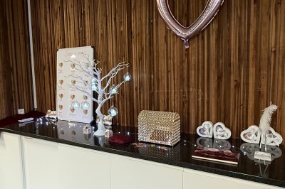 Miniature Location salle Sanguinet (Landes) - Domaine les Oréades #37 Salle de répétition avec une batterie, des micros, des amplificateurs et des éclairages colorés.