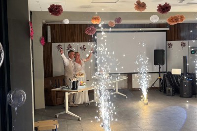 Miniature Location salle Sanguinet (Landes) - Domaine les Oréades #4 Salle de répétition avec une batterie, des micros, des amplificateurs et des éclairages colorés.