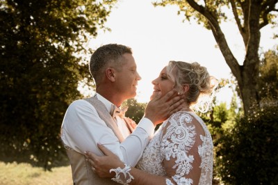 Miniature Location salle Sanguinet (Landes) - Domaine les Oréades #36 Salle de répétition avec une batterie, des micros, des amplificateurs et des éclairages colorés.