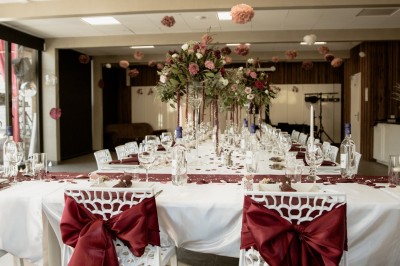 Miniature Location salle Sanguinet (Landes) - Domaine les Oréades #3 Salle de répétition avec une batterie, des micros, des amplificateurs et des éclairages colorés.