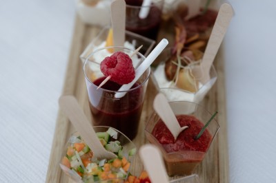 Miniature Location salle Sanguinet (Landes) - Domaine les Oréades #39 Salle de répétition avec une batterie, des micros, des amplificateurs et des éclairages colorés.