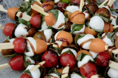 Miniature Location salle Sanguinet (Landes) - Domaine les Oréades #40 Salle de répétition avec une batterie, des micros, des amplificateurs et des éclairages colorés.