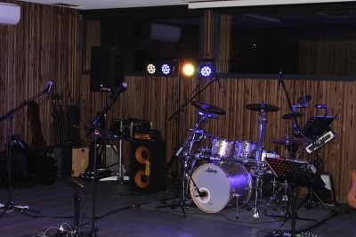 Miniature Location salle Sanguinet (Landes) - Domaine les Oréades #43 Salle de répétition avec une batterie, des micros, des amplificateurs et des éclairages colorés.