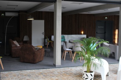 Miniature Location salle Sanguinet (Landes) - Domaine les Oréades #38 Salle de répétition avec une batterie, des micros, des amplificateurs et des éclairages colorés.