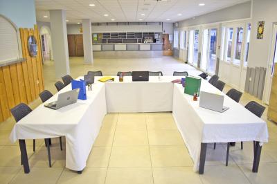 Piscine extérieure avec toboggans, jets d'eau et chaises colorées disposées autour sous un ciel dégagé.