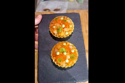 Assiette gastronomique avec saumon, mousse blanche, herbes fraîches et sauce jaune décorée de points verts.