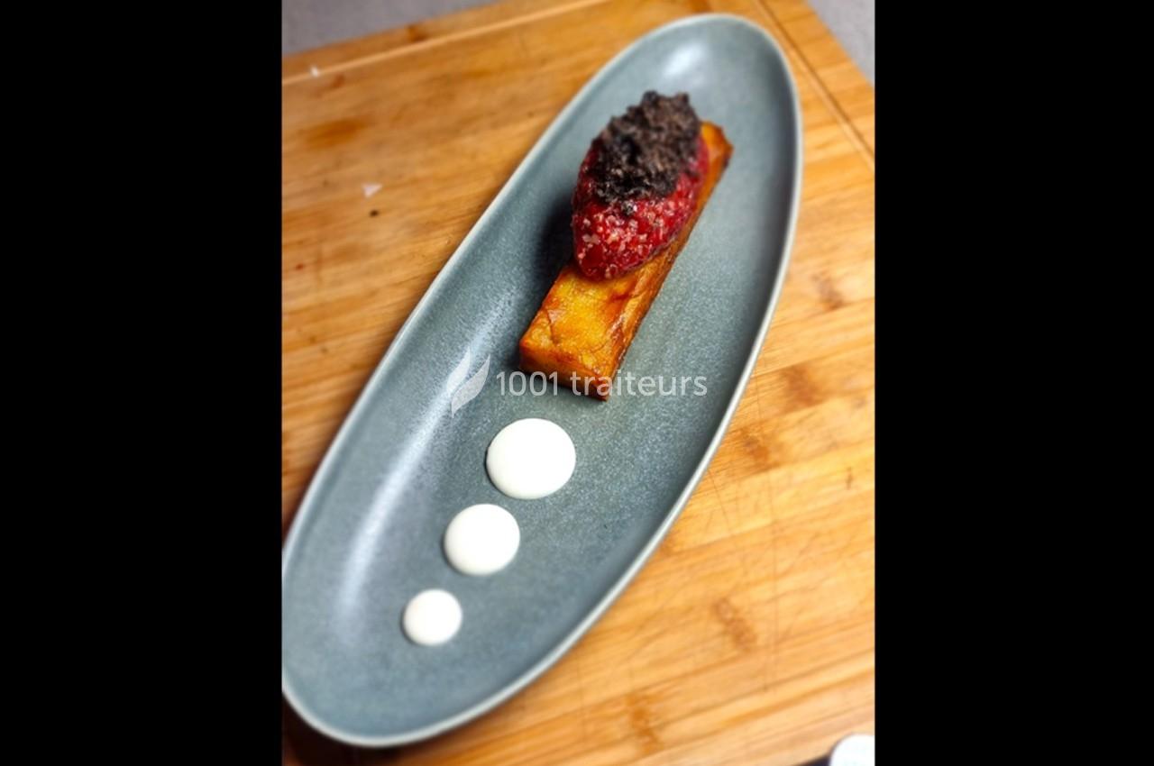 Assiette ovale contenant une présentation soignée de polenta, purée rouge, tapenade et trois points de sauce blanche.