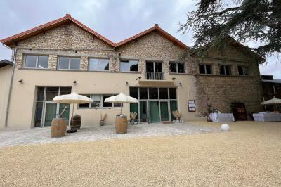 Panneau ’Welcome to our happy place’ fixé à un arbre entouré de lierre dans une forêt.