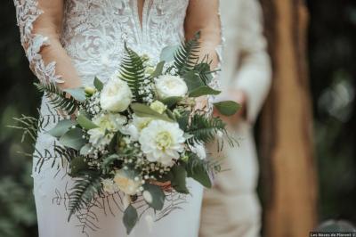 Panneau ’Welcome to our happy place’ fixé à un arbre entouré de lierre dans une forêt.