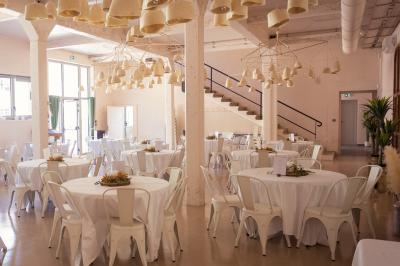 Panneau ’Welcome to our happy place’ fixé à un arbre entouré de lierre dans une forêt.