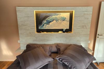 Piscine extérieure bordée de dalles, devant une grande maison traditionnelle avec toit en tuiles rouges.