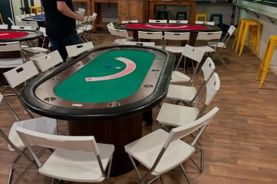 Borne photo équipée d'un écran, d'un anneau lumineux et d'un appareil photo reflex dans une pièce intérieure.