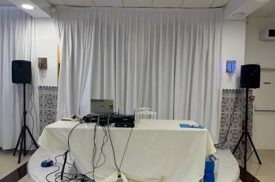 Borne photo équipée d'un écran, d'un anneau lumineux et d'un appareil photo reflex dans une pièce intérieure.