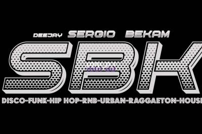 Un DJ portant un bonnet mixe de la musique sur une table de mixage dans un espace décoré pour les fêtes.