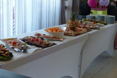 Brochettes de viande et légumes colorés disposées sur des plateaux en cuisine, avec des légumes frais en arrière-plan.