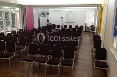 Miniature Location salle Paris 11 (Paris) - Espace Hermès #6 Accès à une salle identifié comme ’Salle 11’, avec plantes, poubelle métallique et distributeur en premier plan.