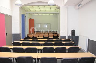 Miniature Location salle Paris 11 (Paris) - Espace Hermès #3 Accès à une salle identifié comme ’Salle 11’, avec plantes, poubelle métallique et distributeur en premier plan.