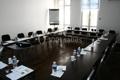Miniature Location salle Paris 11 (Paris) - Espace Hermès #4 Accès à une salle identifié comme ’Salle 11’, avec plantes, poubelle métallique et distributeur en premier plan.