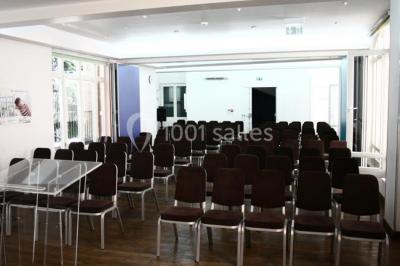 Miniature Location salle Paris 11 (Paris) - Espace Hermès #2 Accès à une salle identifié comme ’Salle 11’, avec plantes, poubelle métallique et distributeur en premier plan.