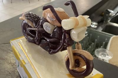 Plateau de fruits variés avec pastèque, ananas, raisins et fraises, disposés sur une table décorée.