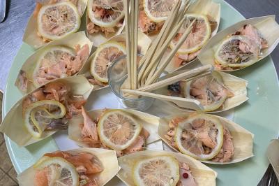 Plateau de fruits variés avec pastèque, ananas, raisins et fraises, disposés sur une table décorée.