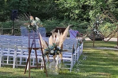 Assiettes dressées avec des roulés de volaille, légumes râpés et décorations de sauce, en préparation en cuisine.