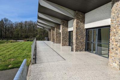 Assiettes dressées avec des roulés de volaille, légumes râpés et décorations de sauce, en préparation en cuisine.