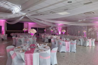 Assiettes dressées avec des roulés de volaille, légumes râpés et décorations de sauce, en préparation en cuisine.