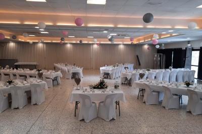 Assiettes dressées avec des roulés de volaille, légumes râpés et décorations de sauce, en préparation en cuisine.