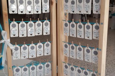 Assiettes dressées avec des roulés de volaille, légumes râpés et décorations de sauce, en préparation en cuisine.