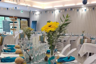 Assiettes dressées avec des roulés de volaille, légumes râpés et décorations de sauce, en préparation en cuisine.