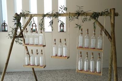 Assiettes dressées avec des roulés de volaille, légumes râpés et décorations de sauce, en préparation en cuisine.