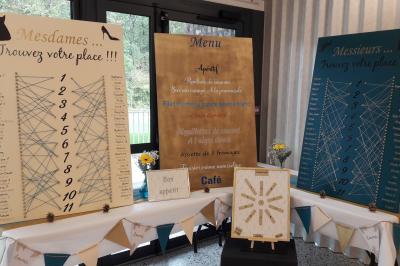 Assiettes dressées avec des roulés de volaille, légumes râpés et décorations de sauce, en préparation en cuisine.