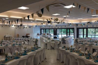 Assiettes dressées avec des roulés de volaille, légumes râpés et décorations de sauce, en préparation en cuisine.