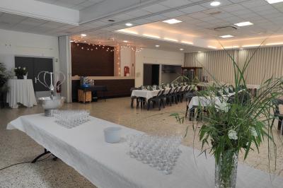 Assiettes dressées avec des roulés de volaille, légumes râpés et décorations de sauce, en préparation en cuisine.