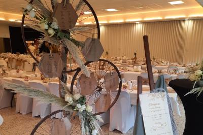 Assiettes dressées avec des roulés de volaille, légumes râpés et décorations de sauce, en préparation en cuisine.