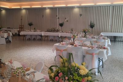 Assiettes dressées avec des roulés de volaille, légumes râpés et décorations de sauce, en préparation en cuisine.