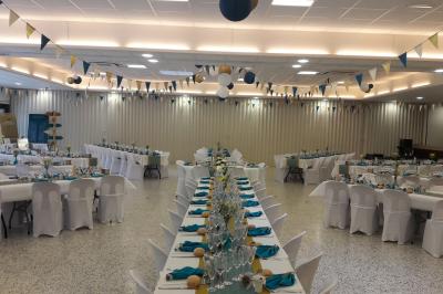 Assiettes dressées avec des roulés de volaille, légumes râpés et décorations de sauce, en préparation en cuisine.