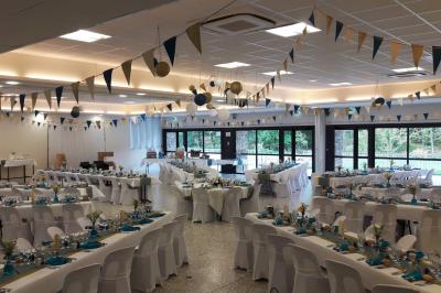 Assiettes dressées avec des roulés de volaille, légumes râpés et décorations de sauce, en préparation en cuisine.