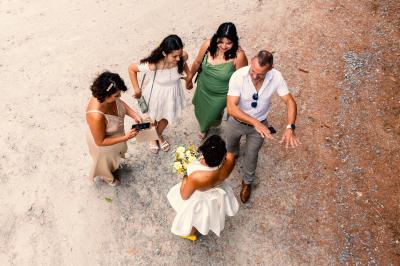 Salle de bain avec un grand miroir doré, deux vasques noires, robinetterie dorée et décoration moderne.