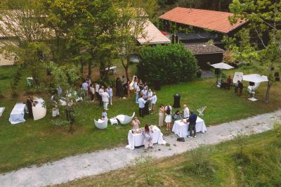 Salle de bain avec un grand miroir doré, deux vasques noires, robinetterie dorée et décoration moderne.