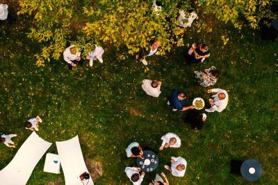 Salle de bain avec un grand miroir doré, deux vasques noires, robinetterie dorée et décoration moderne.
