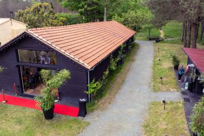 Salle de bain avec un grand miroir doré, deux vasques noires, robinetterie dorée et décoration moderne.