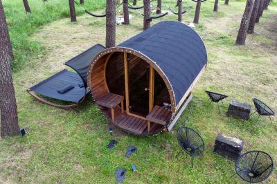 Salle de bain avec un grand miroir doré, deux vasques noires, robinetterie dorée et décoration moderne.