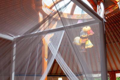 Salle de bain avec un grand miroir doré, deux vasques noires, robinetterie dorée et décoration moderne.