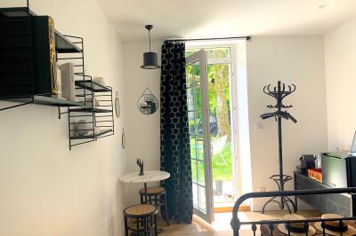 Salle de bain avec un grand miroir doré, deux vasques noires, robinetterie dorée et décoration moderne.