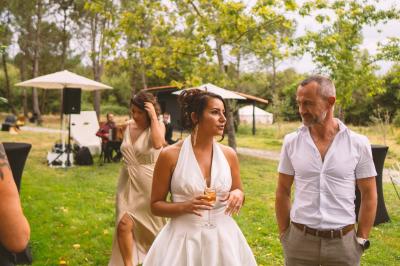 Salle de bain avec un grand miroir doré, deux vasques noires, robinetterie dorée et décoration moderne.