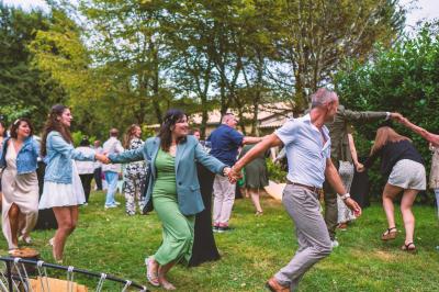 Salle de bain avec un grand miroir doré, deux vasques noires, robinetterie dorée et décoration moderne.