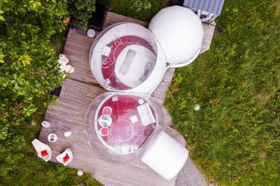 Salle de bain avec un grand miroir doré, deux vasques noires, robinetterie dorée et décoration moderne.
